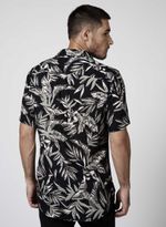 68020473_09_4-CAMISA-MC-SLIM-ESTAMPADA
