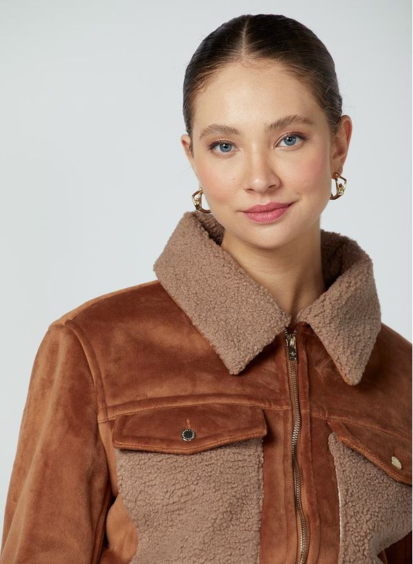 66010430_26_5-JAQUETA-DETALHES-SHEEPSKIN-BOLSOS-FRENTE