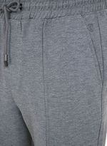 91012518_58_2-CALCA-DE-MOLETOM-JOGGER-COM-FRISOS