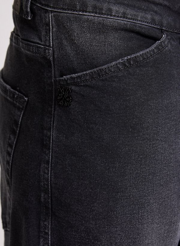 image-a21b989bc0114caf93e4ab305a0d5d1c